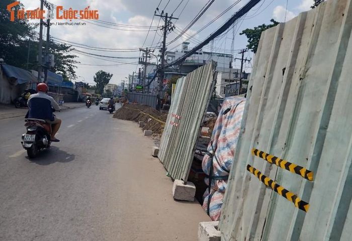  Nhà thầu dựng các "lô cốt" dọc tuyến thi công và đào đường ở những khu vực đã nhận bàn giao mặt bằng