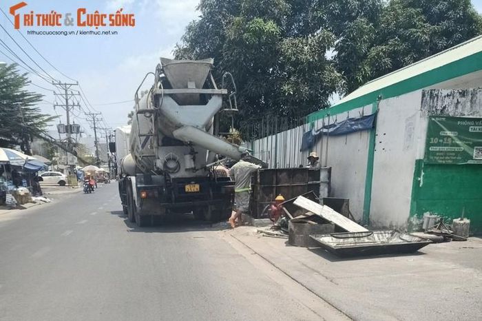  Đơn vị thi công tiến hành đổ bê tông đế cống ngay tại vỉa hè tuyến đường Dương Quảng Hàm