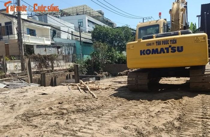  Càng về cuối tuyến càng ít thấy sự xuất hiện của các rào chắn, thiết bị, tín hiệu cảnh báo nguy hiểm của công trường đang thi công, đặc biệt là với những nơi đang đào hố sâu