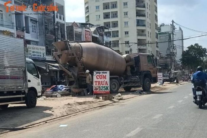  Xe đổ bê tông tại công trường thi công