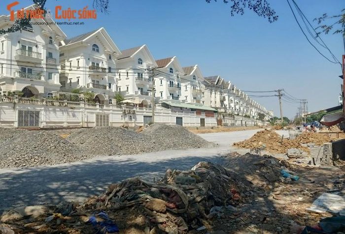 Nhà thầu tiến hành thi công trở lại theo hình thức cuốn chiếu “vừa làm vừa đợi mặt bằng“ 