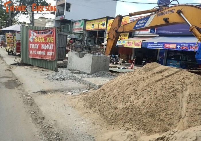 Một điểm đang đào đường bằng phương tiện cơ giới trên tuyến thi công 