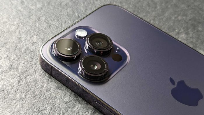 Chưa hết, các thông tin rò rỉ gần đây đã tiết lộ rằng trên iPhone 16, nút chụp ảnh - được biết đến với tên mã nội bộ "Project Nova", sẽ có một cải tiến đáng kể về cảm biến. Cùng với đó, nút hành động, giờ đây được gọi là "Project Atlas", sẽ chuyển từ cơ học sang cảm ứng lực.