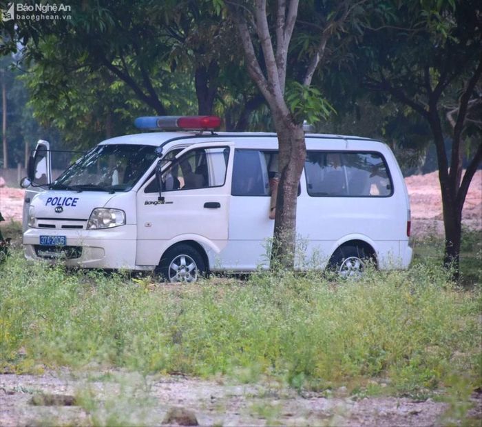 Lực lượng chức năng phong tỏa hiện trường, điều tra nguyên nhân vụ việc. Ảnh: Thanh Yên