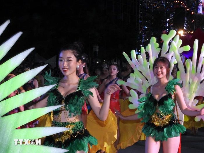  Các vũ công rực rỡ tham gia biểu diễn trên đường phố tại Lễ hội Carnaval Hạ Long 2023. (Ảnh: Thanh Vân/TTXVN) 