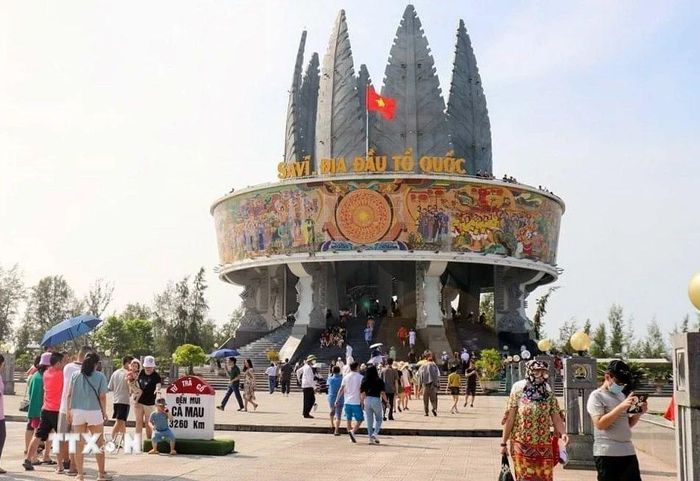  Du Khách tham quan khu du lịch Sa Vĩ, thành phố Móng Cái, Quảng Ninh. (Ảnh: TTXVN phát) 