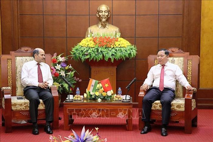 Ông Nguyễn Phi Long, Bí thư Tỉnh ủy Hòa Bình và ngài Sandeep Arya, Đại sứ đặc mệnh toàn quyền Ấn Độ tại Việt Nam trao đổi các vấn đề hợp tác.