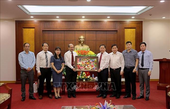 Ông Nguyễn Phi Long, Bí thư Tỉnh ủy Hòa Bình tặng quà lưu niệm đoàn Đại sứ quán Ấn Độ tại Việt Nam.