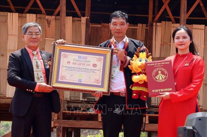 Công ty cổ phần Tổ chức kỷ lục Việt Nam Vietkings trao công bố xác lập kỷ lục Việt Nam cho Ủy ban nhân dân huyện Tu Mơ Rông về việc 120 món ăn được chế biến từ sâm dây.