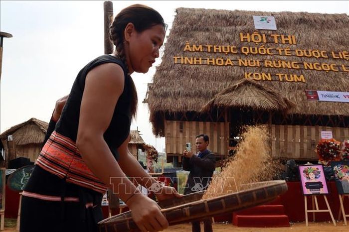 Bên cạnh phần thi chế biến món ăn từ sâm dây, bà con người Xơ Đăng tại làng Tu Thó (xã Tê Xăng, huyện Tu Mơ Rông, tỉnh Kon Tum) tham gia thi giã gạo theo phương thức truyền thống.