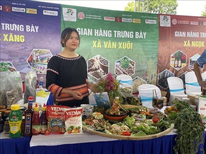 Các đội trình bày món ăn được chế biến từ sâm dây tại Hội thi ẩm thực quốc tế tổ chức ở làng Tu Thó (xã Tê Xăng, huyện Tu Mơ Rông, tỉnh Kon Tum).