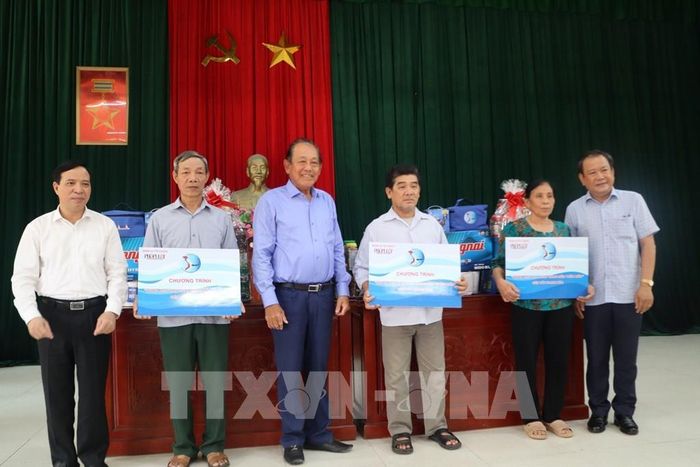 Ban Tổ chức trao tặng 200 phần quà cho ngư dân (mỗi phần quà trị giá hơn 5 triệu đồng). Ảnh: Hoa Mai - TTXVN