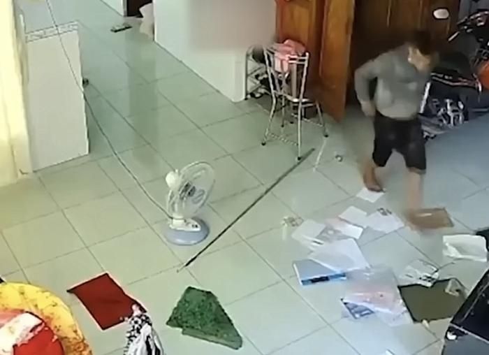 Thấy đống giấy tờ trong két sắt, tên trộm tỏ ra bất lực.