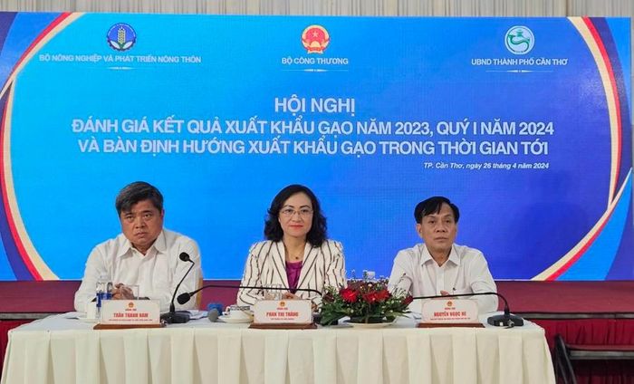Bà Phan Thị Thắng, Thứ trưởng Bộ Công Thương (ngồi giữa); ông Trần Thanh Nam, Thứ trưởng Bộ Nông nghiệp và Phát triển nông thôn (ngồi ngoài cùng bên trái) và ông Nguyễn Ngọc Hè, Phó Chủ tịch UBND Thành phố Cần Thơ (ngồi ngoài cùng bên phải), đồng chủ trì Hội nghị.
