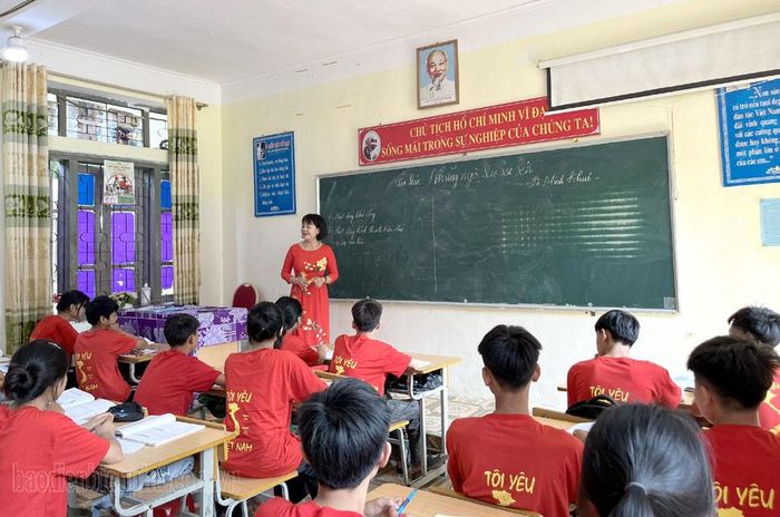 Trường học của xã Thanh Nưa được xây dựng khang trang. Trong ảnh: Một giờ học của cô và trò Trường THCS xã Thanh Nưa.