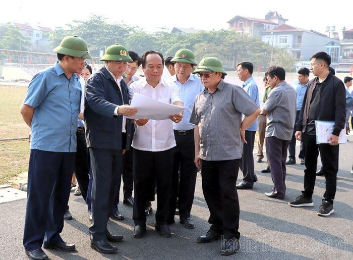 Bí thư Tỉnh ủy Trần Quốc Cường yêu cầu các đơn vị đảm bảo hoàn thành Dự án cải tạo, sửa chữa, nâng cấp Sân vận động tỉnh để phục vụ lễ kỷ niệm 70 năm Chiến thắng Điện Biên Phủ. Ảnh: Báo Điện Biên Phủ.