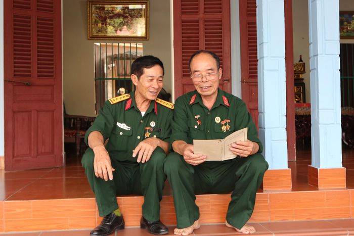 CCB Triệu Đình Vạn, khu 7, xã Sơn Vi (ngồi phía bên phải) chia sẻ những câu chuyện thời chiến với lãnh đạo hội CCB xã.
