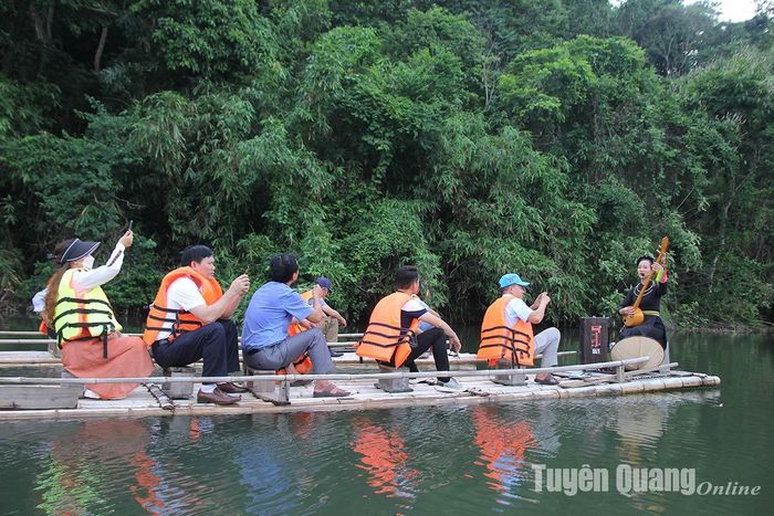 Du khách bơi mảng, nghe hát then trên hồ Nà Nưa (Sơn Dương).