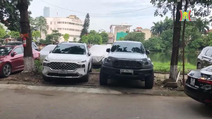 Ô tô đỗ tràn lan ở hồ Bảy Gian