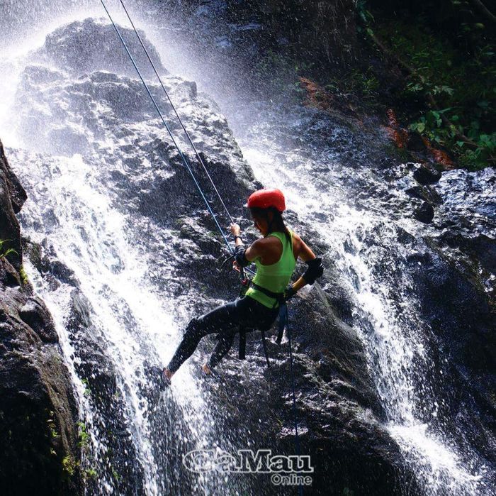Trải nghiệm hoạt động Canyoning vượt thác 25 m hùng vĩ.
