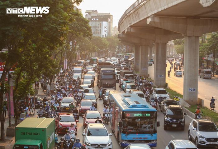 Đường Hồ Tùng Mậu ùn tắc kéo dài lúc 18h10.