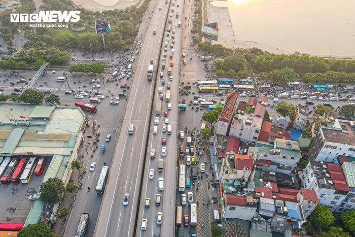 Hình ảnh tại tuyến cao tốc Pháp Vân - Cầu Giẽ lúc 17h30 ngày 26/4. Lối xe ra khỏi Thủ đô tắc cứng, trong khi lối vào xe cộ lưu thông đều