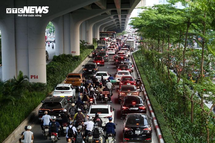 Đến 18h20 cùng ngày, nhiều tuyến đường Thủ đô vẫn kẹt cứng. Năm nay, dịp 30/4-1/5, người lao động được nghỉ liên tiếp lên đến 5 ngày, chính vì vậy nhu cầu về quê và du lịch của người dân tăng cao.