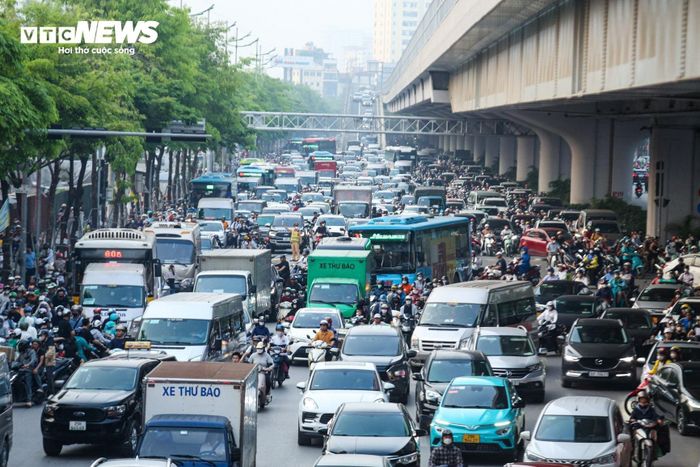 Đường Phạm Văn Đồng không còn chỗ trống cho các phương tiện. Dưới thời tiết nắng nóng lại phải chịu cảnh kẹt xe khiến ai nấy cũng đều mệt mỏi.