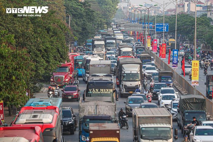Lượng phương tiện hướng ra khỏi Hà Nội tăng cao vào lúc 16h30.