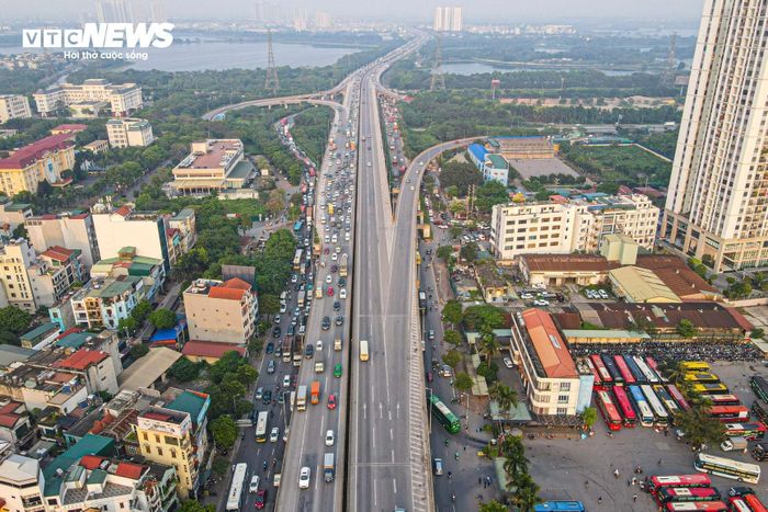 Phía ngoài bến xe Nước Ngầm, lúc 17h20, nhiều phương tiện phải đợi đến nhịp đèn giao thông thứ tư mới có thể di chuyển.