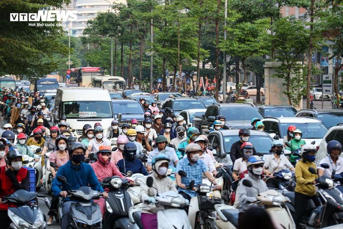 Giao thông ùn tắc tại đường Phạm Văn Đồng.