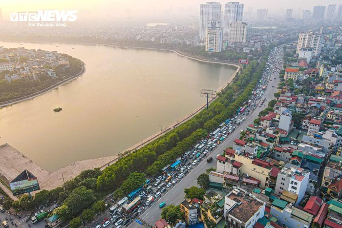Xe cộ xếp hàng dài nhích từng chút một hướng về cửa ngõ phía Nam của Thủ đô.