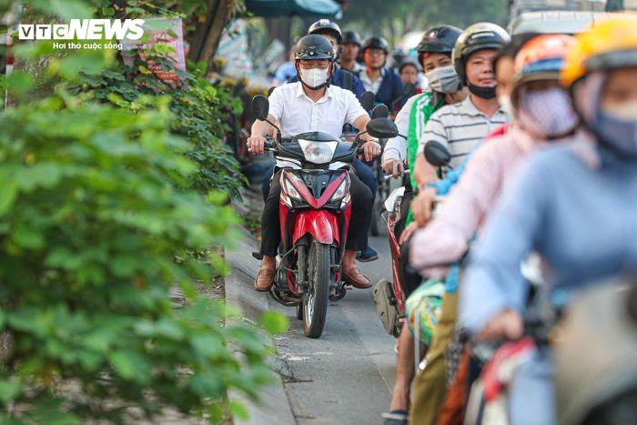 Trên quốc lộ 1A, dòng xe máy nhích từng chút một trên đường về quê.