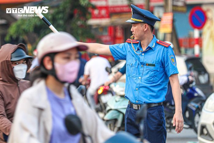 Lượng phương tiện đông đúc khiến các ngả đường ùn tắc kéo dài. Lực lượng chức năng đã sớm có mặt để phân luồng phương tiện.