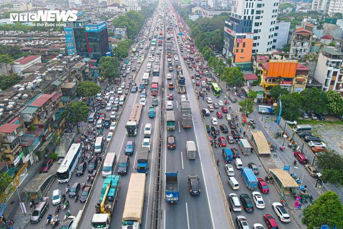 Ghi nhận của PV VTC News lúc 16h30, trên đường Khuất Duy Tiến lượng người đi lại đông. Xe máy len lỏi, đi ngược chiều giữa dòng xe ùn tắc.