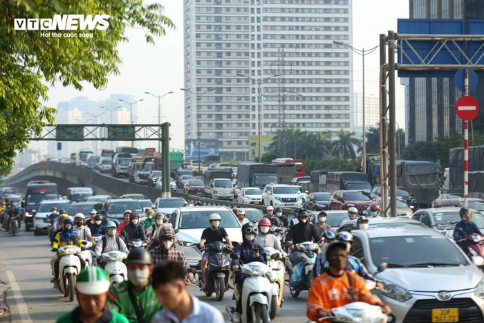 Áp lực giao thông tại các trục đường nối ra cửa ngõ Thủ đô ngày càng tăng vào giờ tan tầm.