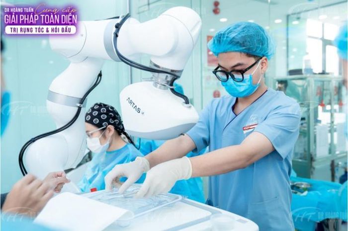 Công nghệ cấy tóc ARTAS IXi được chứng nhận hiệu quả và an toàn, ít xâm lấn nhằm hạn chế tổn thương cho da đầu.