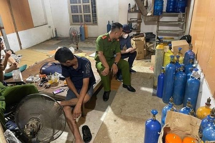 Lực lượng chức năng phát hiện trong kho có 270 bình chứa khí N2O, trị giá 300 triệu đồng.