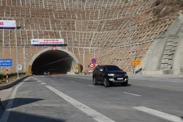 Hàng trăm xe con đã lưu thông trên cao tốc Cam Lâm- Vĩnh Hảo ngày 26/4.