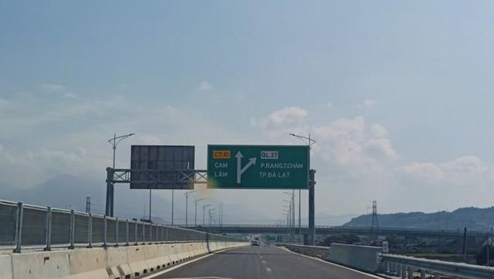 Vận tốc thiết kế cho tuyến cao tốc này là 80km/ giờ, đường có 4 làn xe.