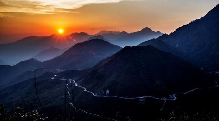 Putaleng cũng nằm trong dãy Hoàng Liên Sơn thuộc huyện Phong Thổ, tỉnh Lai Châu. Đây cũng là ngọn núi cho những dân phượt thích sự mạo hiểm. Putaleng có chiều cao so với mặt nước biển là 3.049 m