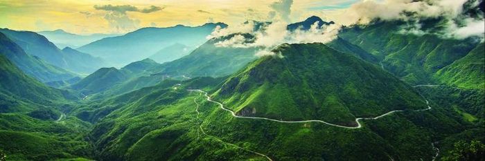 Pu Si Lung cao 3.076 m, là ngọn núi nằm giữa biên giới Việt Nam và Trung Quốc. Phần núi nằm Việt Nam thuộc xã Pa Vệ Sử, huyện Mường Tè, tỉnh Lai Châu.