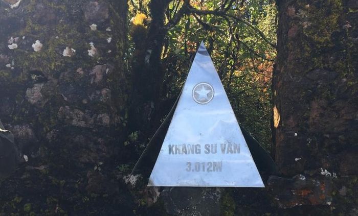 Khang Su Văn đỉnh cao 3.012 m, người dân trong bản thường gọi đây là Hoàng Liên San. Đỉnh núi nằm giữa hai cột mốc Việt Nam là 79 và 80. Rừng ở đây rất đẹp và có khá nhiều hoa Đỗ Quyên trắng vàng.