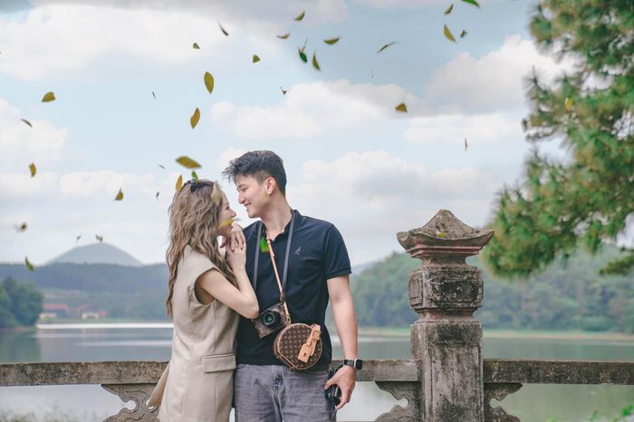 Họ thường xuyên có những chuyến du lịch riêng hoặc cùng bạn bè. Vào cuối năm 2023, biến cố lớn nhất ập đến với cả hai khi Bạch Lan Phương sảy thai. Thời gian này, Huỳnh Anh luôn bên cạnh chăm sóc và động viên người bạn đời.