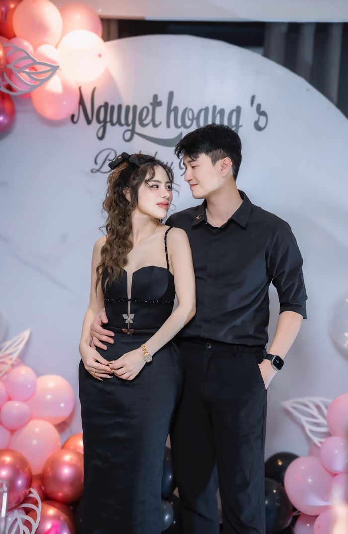 Trên trang cá nhân, cả hai thường xuyên đăng ảnh lãng mạn bên nửa kia. Vào những dịp đặc biệt, Huỳnh Anh dành nhiều lời "có cánh" cho Bạch Lan Phương. Tuy nhiên, chuyện tình cảm của họ cũng trải qua không ít thăng trầm. Khi yêu Huỳnh Anh, Bạch Lan Phương thường bị so sánh với bạn gái cũ của nam diễn viên. Trước luồng ý kiến trái chiều từ cộng đồng mạng, Huỳnh Anh từng lên tiếng bảo vệ bạn gái.