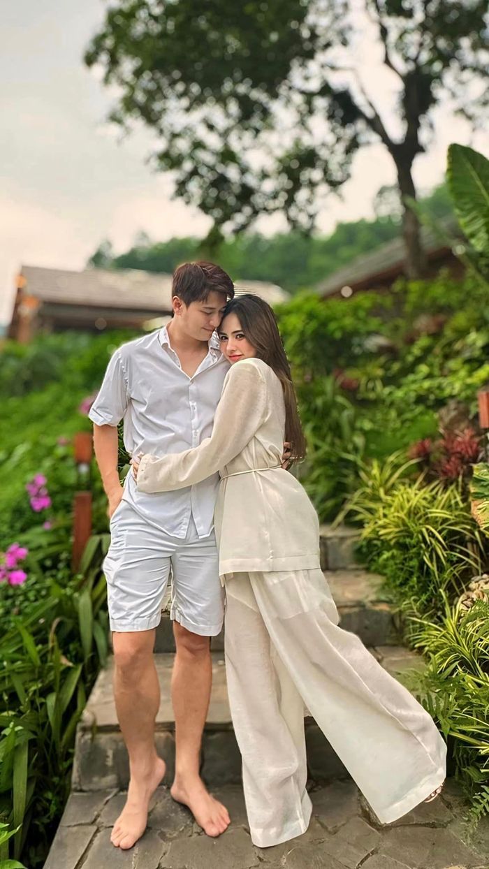 Sau 4 năm gắn bó, diễn viên Bạch Lan Phương và Huỳnh Anh đã đăng ký kết hôn. Cả hai hiện chưa tiết lộ thông tin về lễ cưới. Trước khi đến với Huỳnh Anh, Bạch Lan Phương trải qua một cuộc hôn nhân và có con gái. "Tình yêu của chúng tôi lúc này là tình yêu của những người từng trải. Tuy không mãnh liệt nhưng đầy bền bỉ, bao dung, vị tha. Chúng tôi không còn là người yêu của nhau nữa mà đã trở thành bạn đời của nhau từ lâu rồi. Mong mọi người chúc phúc cho chúng tôi", Bạch Lan Phương chia sẻ.