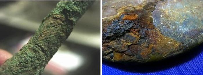 Vết lụa in trên một chân đèn bằng đồng (bên trái) và bị gỉ sắt in trên vòng bằng đá thuộc niên đại Đông Sơn ở Lào Cai (bên phải)
