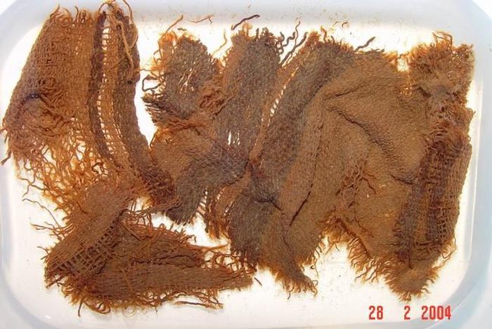 Miếng vải có những sọc màu dọc Đông Sơn khai quật ở Động Xá (Hưng Yên). Những khe hở đăng ten xen giữa nền màu sợi gai tự nhiên là nơi có các sợi tơ vàng óng bên cạnh băng sợi nhuộm chàm, rất giống cạp váy Mường cổ hiện lưu tại Bảo tàng vải sợi khảo cổ của chúng tôi