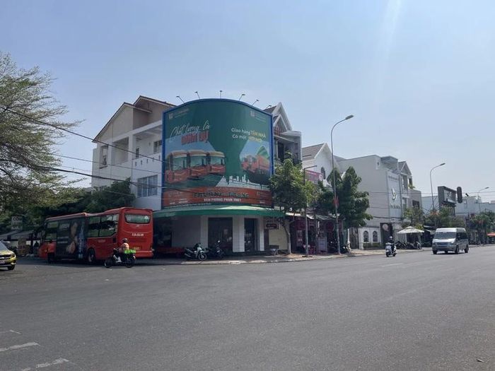 Xe khách Phương Trang vào trong văn phòng trên đường Võ Văn Kiệt để đón, trả khách.