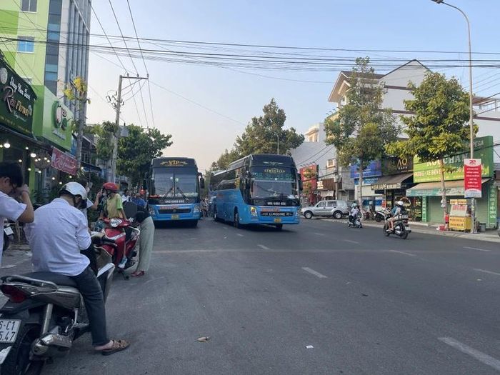 Doanh nghiệp Nam Hải đậu, đón trả khách công khai trên đường Tôn Đức Thắng.